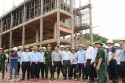 Ph&oacute; B&iacute; thư Thường trực Tỉnh ủy Nghệ An kiểm tra tiến độ x&acirc;y dựng c&aacute;c trường nội tr&uacute; li&ecirc;n cấp