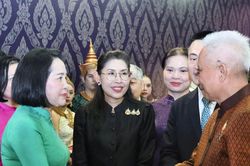 Tà áo truyền thống 'đan kết' tình hữu nghị 50 năm Việt Nam-Thái Lan