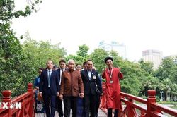 Chủ tịch Quốc hội kiêm Chủ tịch Hạ viện Thái Lan thăm đền Ngọc Sơn