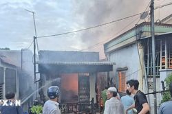 An Giang: Ch&aacute;y lớn ở khu d&acirc;n cư khiến 5 căn nh&agrave; bị hư hại