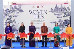 Chủ tịch Quốc hội Th&aacute;i Lan dự khai mạc Triển l&atilde;m 'Đan kết hữu nghị: T&ocirc;n vinh 50 năm quan hệ ngoại giao Việt Nam - Th&aacute;i Lan'
