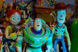 Disney khởi sắc nhờ c&ocirc;ng vi&ecirc;n h&uacute;t kh&aacute;ch v&agrave; 'Toy Story 5'