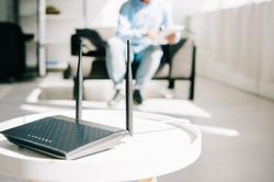 Vì sao tuyệt đối không nên đặt cục Wi-Fi dưới sàn nhà?
