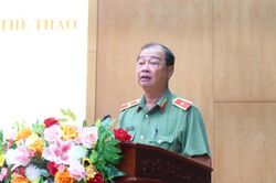 Xem công an bắn súng giữa màn khói, vừa bơi vừa mang súng AK