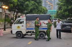 Cảnh s&aacute;t xuất hiện tại nh&agrave; Huấn 'Hoa Hồng', gần 20h chưa rời đi