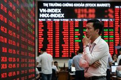 VN Index giảm gần 12 điểm, thanh khoản 'co hẹp'