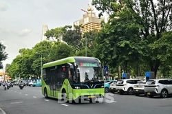 Gấp r&uacute;t ho&agrave;n thiện hạ tầng xe bu&yacute;t điện trước năm học mới