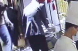 Đi ăn nhà hàng, người phụ nữ bị ngã vì bậc thềm rồi đưa ra yêu cầu gây choáng