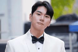 Lee Yi Kyung gây chú ý với khoảnh khắc thân thiết bên mỹ nhân Việt sau loạt ồn ào đời tư