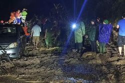 Sơ tán khẩn cấp hộ dân ảnh hưởng mưa lũ, sạt lở trong đêm trên Quốc lộ 6 qua Sơn La