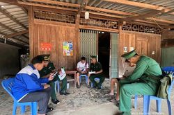 Cán bộ biên phòng giúp dân tiếp cận công nghệ số