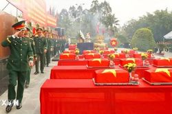 Khen thưởng nhiều cá nhân tỉnh Hủa Phăn có thành tích trong tìm kiếm, quy tập hài cốt liệt sĩ