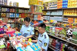 Hàng trăm sản phẩm cánh gà, que cay... không rõ nguồn gốc bị tiêu hủy