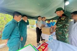 Hội vi&ecirc;n phụ nữ trao qu&agrave; động vi&ecirc;n lực lượng l&agrave;m nhiệm vụ x&aacute;c định danh t&iacute;nh h&agrave;i cốt liệt sĩ