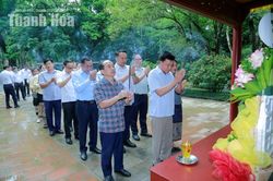 Đoàn đại biểu HĐND tỉnh Hủa Phăn dâng hương tại Khu di tích Quốc gia đặc biệt Lam Kinh