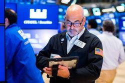 Dow Jones lập kỷ lục phiên thứ 5 liên tiếp, giá dầu chững lại