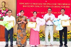 V&acirc;n Kh&aacute;nh chọn 2 t&aacute;c phẩm ch&iacute;nh luận ti&ecirc;u biểu dự thi cấp tr&ecirc;n