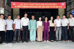 Trao 7 căn nh&agrave; Đại đo&agrave;n kết cho hộ kh&oacute; khăn ở x&atilde; bi&ecirc;n giới Ph&uacute; Hữu