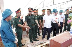 Trung tướng La C&ocirc;ng Phương kiểm tra việc lấy mẫu h&agrave;i cốt liệt sĩ tại x&atilde; Bắc Lũng