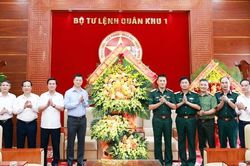 Ph&oacute; B&iacute; thư Tỉnh ủy Trần Huy Phương thăm, ch&uacute;c mừng Tư lệnh Qu&acirc;n khu 1