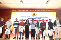 Trao 50 suất quà cho nạn nhân chất độc da cam phường Hải Châu
