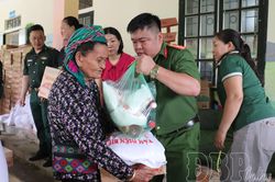 Trao quà cho hộ có hoàn cảnh khó khăn và hỗ trợ bữa ăn cho học sinh xã Sam Mứn
