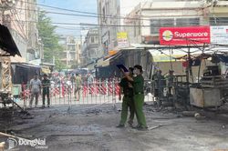 Khẩn trương khám nghiệm hiện trường vụ cháy tại Trung tâm thương mại Biên Hòa