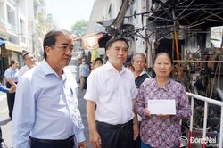 Lãnh đạo phường Trấn Biên thăm, động viên các hộ dân bị ảnh hưởng trong vụ cháy Trung tâm Thương mại Biên Hòa
