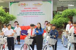 Tặng 10 xe đạp và 100 suất quà cho thiếu nhi xã Khánh Vĩnh