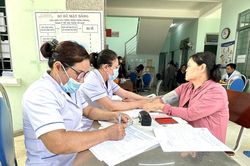 Xã Khánh Sơn: Khám sức khỏe định kỳ, sàng lọc miễn phí cho 464 người dân