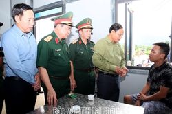 B&agrave;n giao nh&agrave; ở t&aacute;i định cư cho 24 hộ d&acirc;n bị mất nh&agrave; do lũ qu&eacute;t tại x&atilde; Mường Than