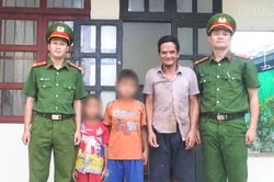 Lào Cai: Công an xã A Mú Sung kịp thời hỗ trợ 02 cháu nhỏ đi lạc trở về gia đình an toàn