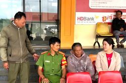 Công an xã Tuy Đức giúp một người đi lạc về với gia đình