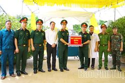 Động vi&ecirc;n lực lượng khai quật, lấy mẫu h&agrave;i cốt liệt sĩ tại x&atilde; Thanh Sơn
