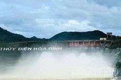 16 giờ ng&agrave;y 6/8, mở một cửa xả đ&aacute;y hồ thủy điện H&ograve;a B&igrave;nh