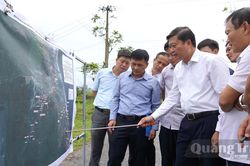 Đồng chí Chủ tịch UBND tỉnh khảo sát địa điểm xây dựng nhà ga của dự án Đường sắt tốc độ cao Bắc-Nam