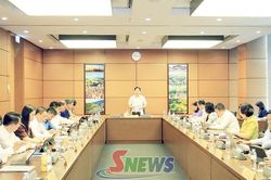 Đoàn ĐBQH tỉnh Sơn La thảo luận tại tổ về các đề án và dự án