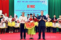 Trưởng ban Tuy&ecirc;n gi&aacute;o v&agrave; D&acirc;n vận Tỉnh ủy Trần Mạnh Lợi dự bế mạc hội thi tuy&ecirc;n truyền x&oacute;a bỏ hủ tục, phong tục tập qu&aacute;n lạc hậu x&atilde; Lũng C&uacute;