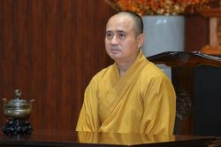 Thượng tọa Thích Tâm Hải chia sẻ với chư Tăng Ni, Phật tử tại đạo tràng An cư kiết hạ chùa Vạn Đức