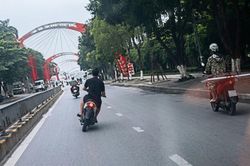 Thanh ni&ecirc;n đầu trần ph&oacute;ng nhanh, lạng l&aacute;ch lao thẳng v&agrave;o xe bu&yacute;t