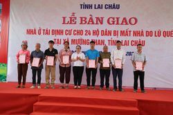 Lai Châu bàn giao 24 căn nhà tái định cư cho hộ dân mất nhà sau lũ quét Mường Than