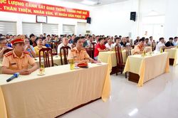 CSGT Huế tuyên truyền, hướng dẫn lái xe an toàn cho doanh nghiệp vận tải
