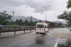 Bộ X&acirc;y dựng l&ecirc;n kế hoạch xử l&yacute; dứt điểm t&igrave;nh trạng ngập tr&ecirc;n quốc lộ 1 qua Huế