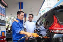 Giá xăng E10 giảm hơn 500 đồng/lít