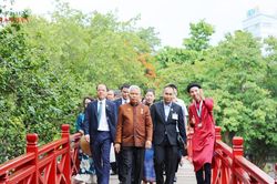 Chủ tịch Quốc hội Thái Lan Sophon Zaram thăm đền Ngọc Sơn