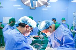Trao cơ hội sống cho em b&eacute; nhỏ tuổi nhất gh&eacute;p thận từ người hiến chết n&atilde;o
