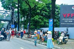 Vé trận Việt Nam - Campuchia hút khách: Hàng dài người chờ mua, giá vé 'cò' chênh tới 100.000 đồng