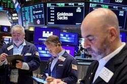 Phố Wall 'chia rẽ': Dow Jones lập đỉnh, Nasdaq hụt hơi
