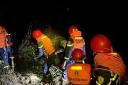 Công an Sơn La khẩn trương hỗ trợ người dân di dời tài sản trong đêm mưa lũ