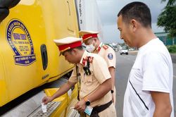 Đắk Lắk tăng cường kiểm tra ma t&uacute;y t&agrave;i xế chở sầu ri&ecirc;ng